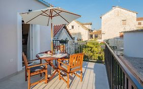 Zlatin Dvor - Apartments For 3, Terrace, Trogir Center, Beach At 5-Min, Bike Friendly
