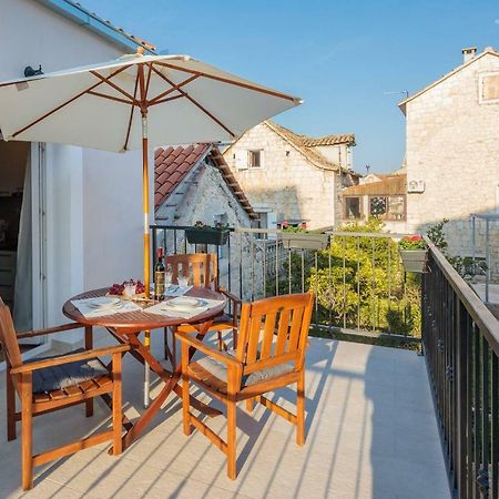 Zlatin Dvor - Apartments For 3, Terrace, Trogir Center, Beach At 5-Min, Bike Friendly Exterior photo