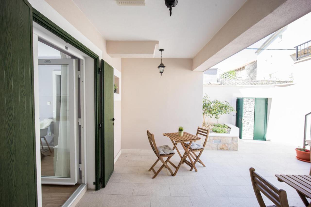 Zlatin Dvor - Apartments For 3, Terrace, Trogir Center, Beach At 5-Min, Bike Friendly Exterior photo