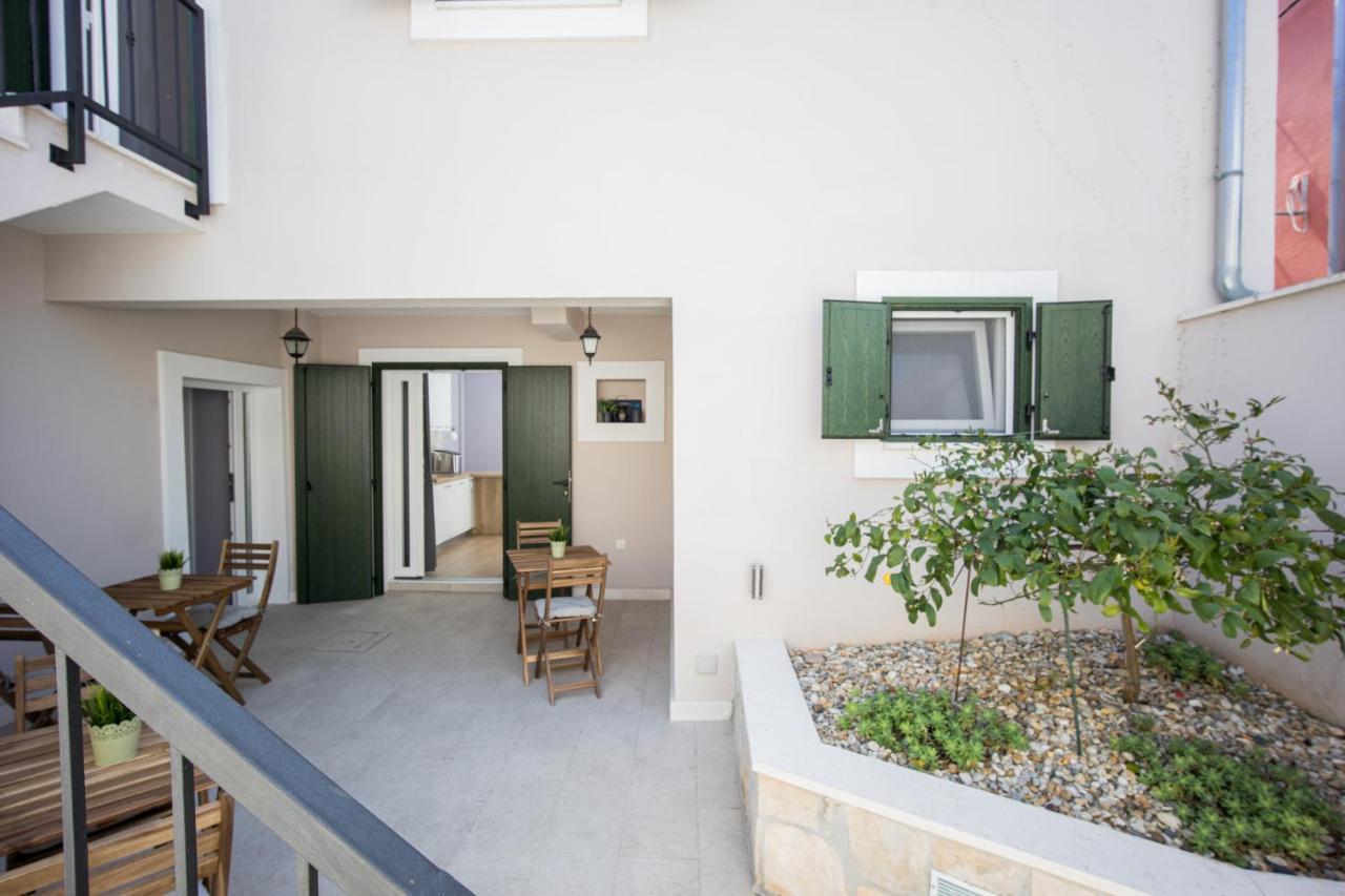 Zlatin Dvor - Apartments For 3, Terrace, Trogir Center, Beach At 5-Min, Bike Friendly Exterior photo