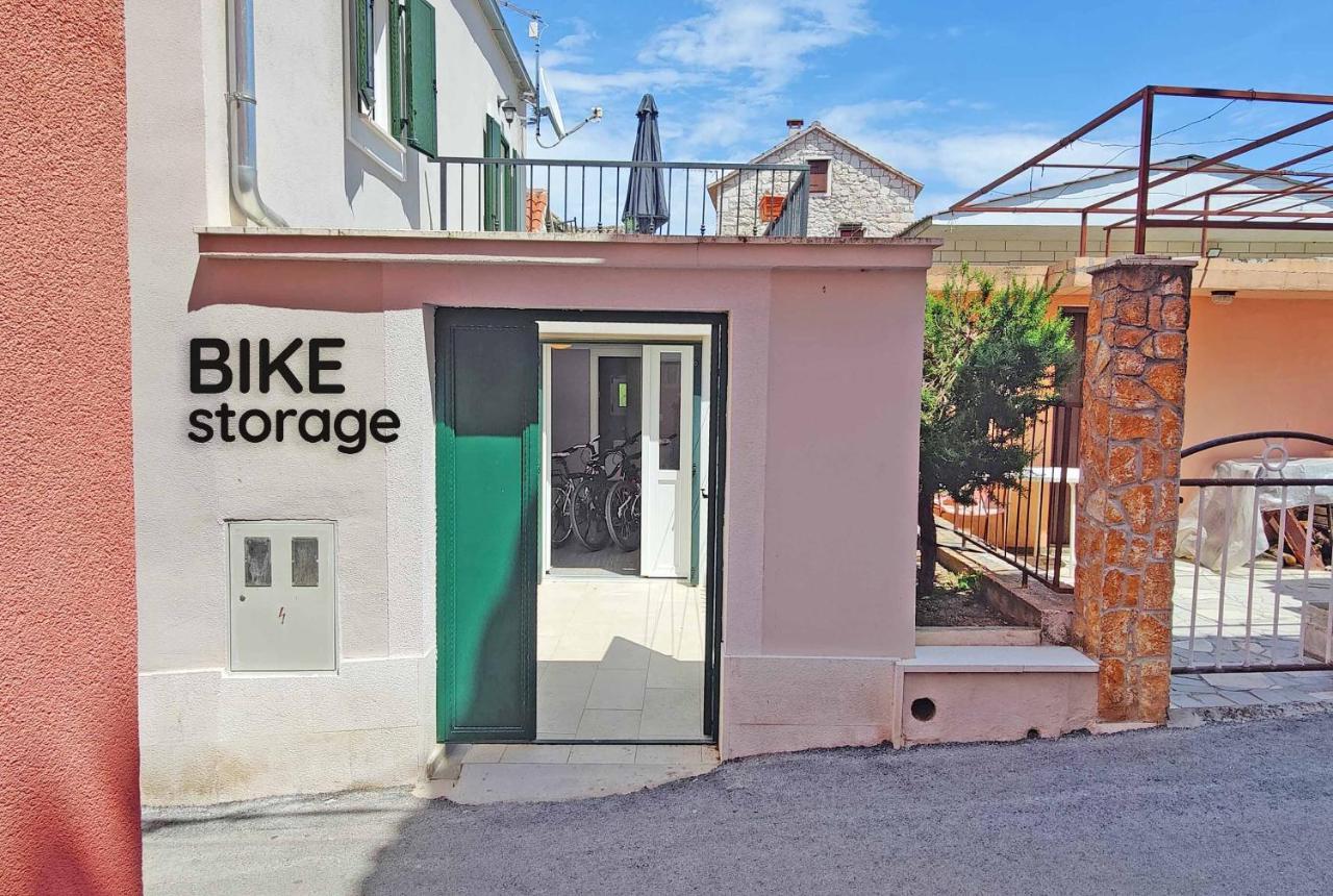 Zlatin Dvor - Apartments For 3, Terrace, Trogir Center, Beach At 5-Min, Bike Friendly Exterior photo