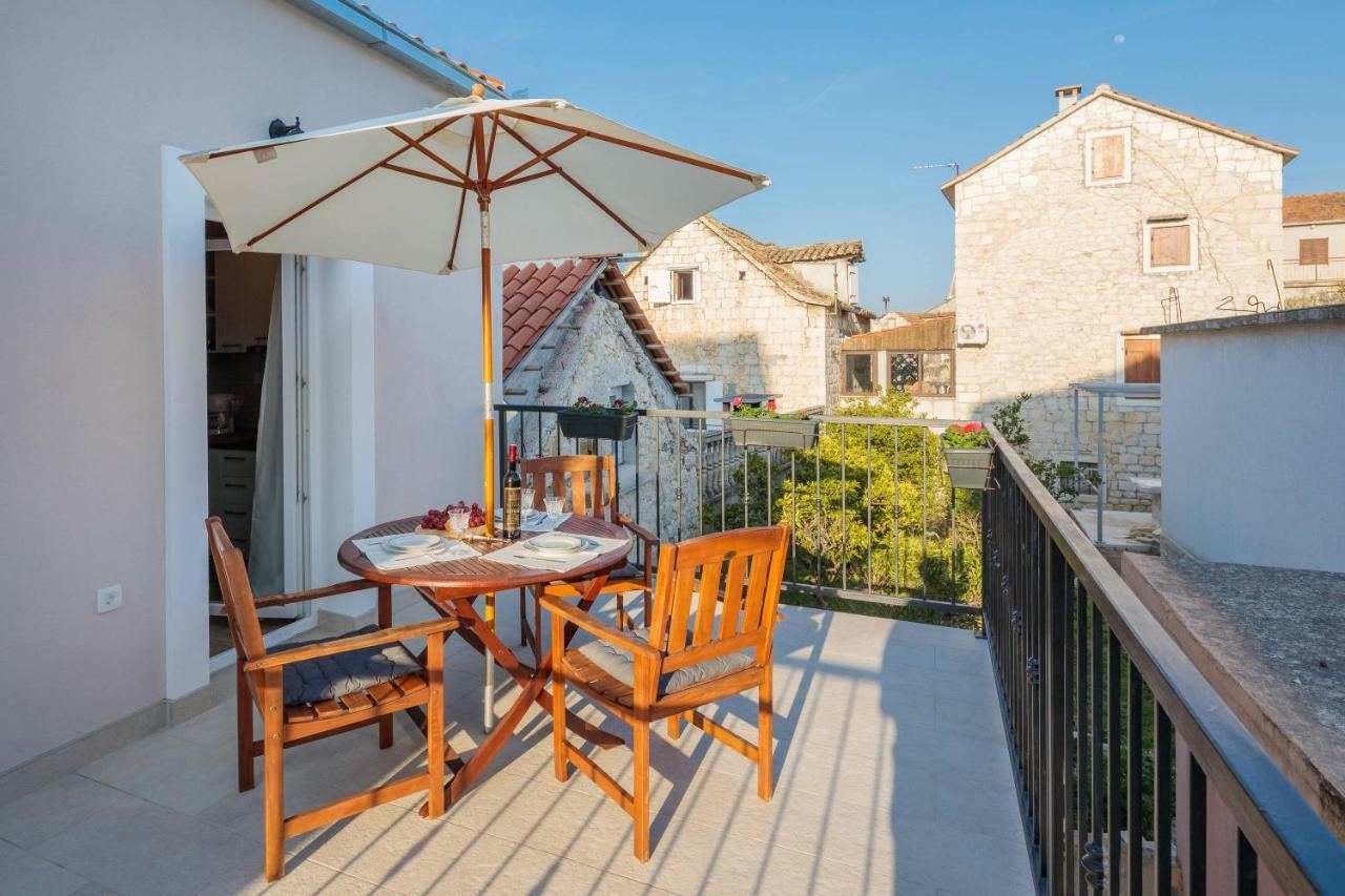 Zlatin Dvor - Apartments For 3, Terrace, Trogir Center, Beach At 5-Min, Bike Friendly Exterior photo