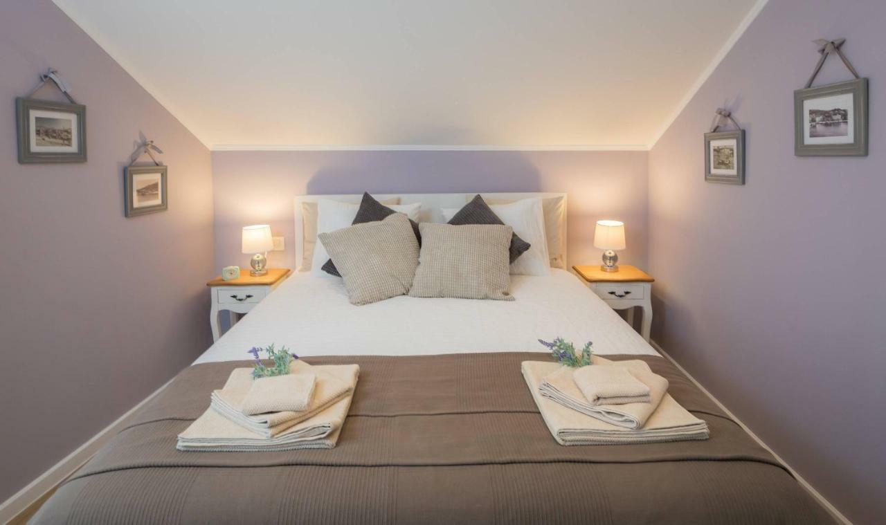 Zlatin Dvor - Apartments For 3, Terrace, Trogir Center, Beach At 5-Min, Bike Friendly Exterior photo