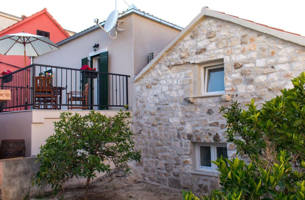 Zlatin Dvor - Apartments For 3, Terrace, Trogir Center, Beach At 5-Min, Bike Friendly Exterior photo